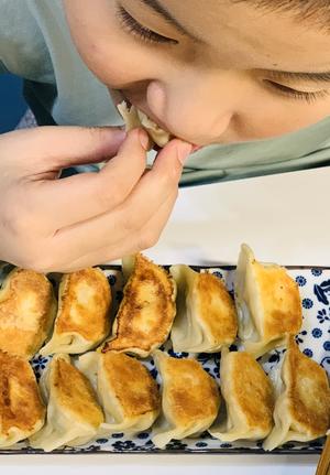 超级简单咔吱酥脆的荠荠菜鲜肉小煎饺（内附拌特香饺子馅秘方）的做法 步骤22