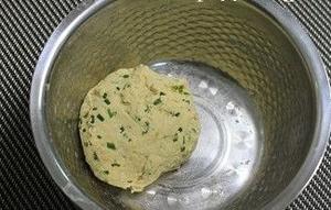 葱香豆渣无糖饼的做法 步骤3