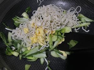 家常油菜鸡蛋炒面的做法 步骤5