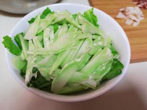 豆豉鱼炒油麦菜的做法 步骤2