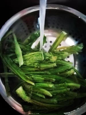 豆豉虾仁油麦菜的做法 步骤3