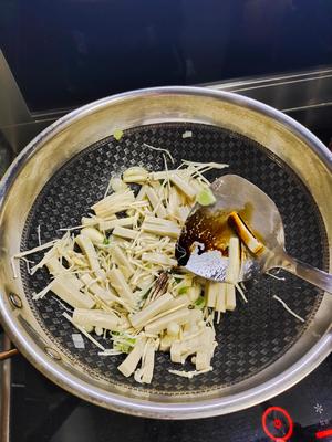 金针菇炒千页豆腐炒油麦菜炒火腿肠的做法 步骤3