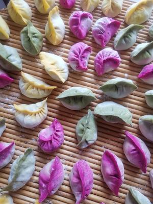 色彩缤纷的～彩色水饺（荠菜牛肉虾仁馅、海鲜小白菜馅）填加了步骤的做法 步骤12