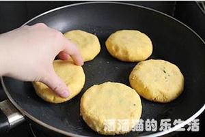 苦苣香菇玉米面贴饼子的做法 步骤16