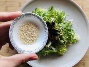葱油苦菊的做法 步骤7