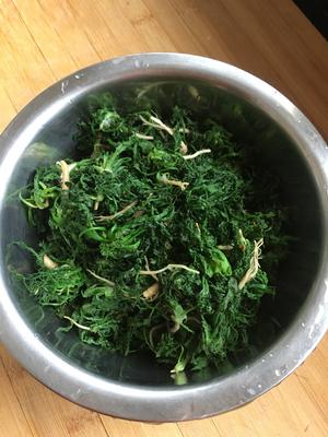 春天的野味「荠菜炒鸡蛋?」的做法 步骤2