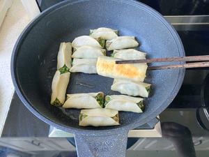 北方春日尝鲜必做，荠菜鲜肉锅贴的做法 步骤12