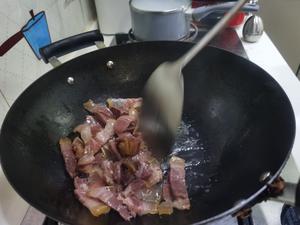 腊肉炒蒜苗的做法 步骤3
