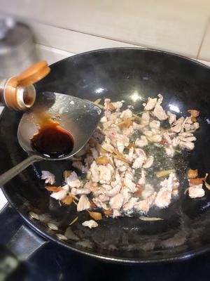 简易版超下饭 蒜苗炒肉（蒜叶炒肉）的做法 步骤6