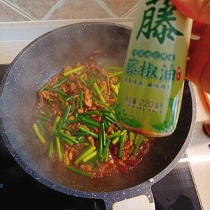 蒜苗炒肉的做法 步骤19