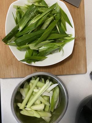 蒜苗（青蒜）不单单只能炒香干哦：蒜苗（青蒜）炒鸡蛋的做法 步骤1