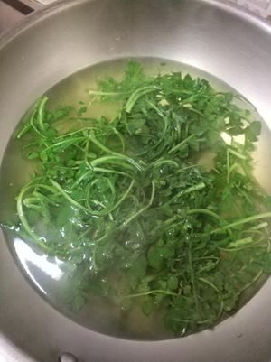 荠菜豆腐虾仁汤的做法 步骤2