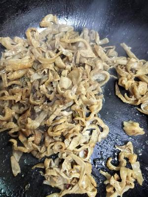 香辣下饭的腊肠炒大蒜叶的做法 步骤3