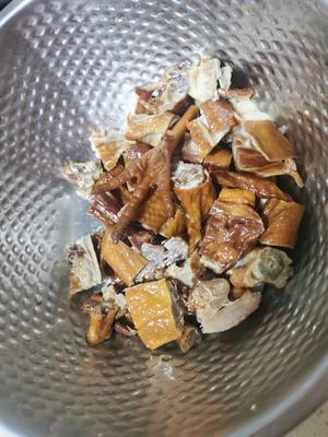 大蒜叶炒腊鸡腊鱼的做法 步骤2