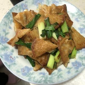 青蒜炒福州油饼的做法 步骤7