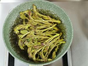 春天最香的一碗面 | 油泼香椿刀削面的做法 步骤4