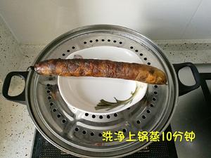 烟熏腊肠炒青蒜的做法 步骤2