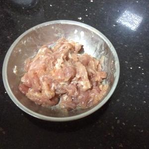 青蒜苗炒瘦肉的做法 步骤2