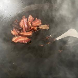 腊味飘香的蒜苗炒腊肉的做法 步骤4