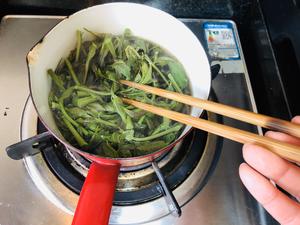 美丽非凡的香椿芽鸡蛋饼 素食的做法 步骤4