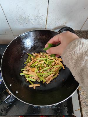 蒜苗炒香干炒肉的做法 步骤9