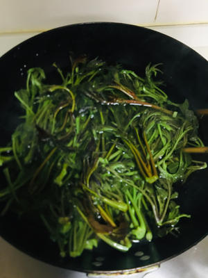 吃一口春天的味道—香椿炒鸡蛋的做法 步骤2