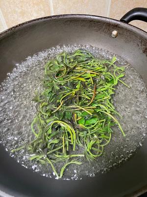 春天专属菜——椿芽炒鸡蛋鸡蛋不老，椿芽鲜嫩，蓬松柔软好下饭的做法 步骤2