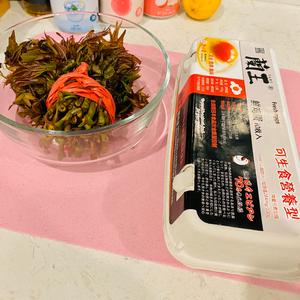 香椿炒蛋（春天的味道）香椿炒鸡蛋?香椿芽炒公鸡?的做法 步骤1