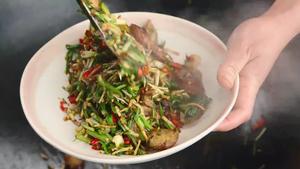 折耳根野葱炒腊肠，三种浓烈味道食材撞在一起，味道有点上头的做法 步骤8