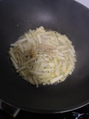 马兰头遇见鸡腿菇的做法 步骤7