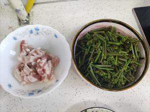 肉炒蕨菜的做法 步骤4