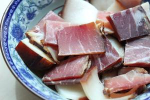 蕨菜炒腊肉的做法 步骤3