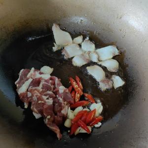 <;蕨菜炒肉>;，欣小厨 ?的做法 步骤6