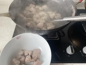 蒜苗冬笋烧肉，并无难度的一道家常硬菜的做法 步骤5