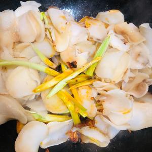 下饭菜：回锅肉炒干土豆片蒜苗的做法 步骤7