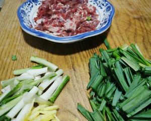 小孩也爱吃的家常大蒜叶炒牛肉【嫩】【快】【省】的做法 步骤1