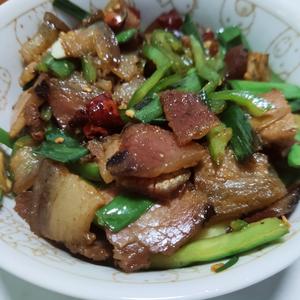 蒜苗青椒炒腊肉的做法 步骤6