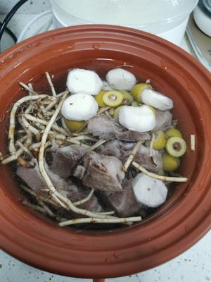 青橄榄鱼腥草炖龙骨的做法 步骤3