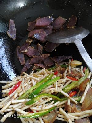 腊肉炒鱼腥草的做法 步骤6