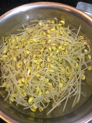 又一道费米饭?的菜「黄豆芽炒粉条」好吃?的做法 步骤4