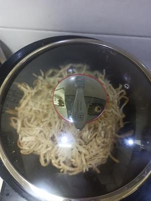 焖饼，豆芽炒饼的做法 步骤5