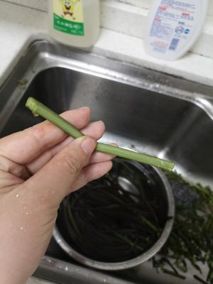 蕨菜炒腊肉的做法 步骤4