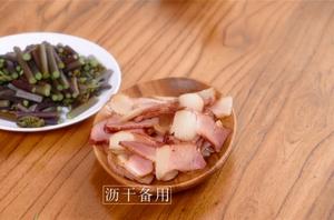 蕨菜炒腊肉的做法 步骤5