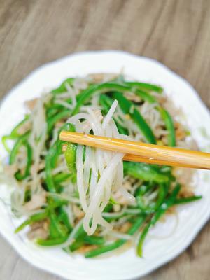 豆芽青椒炒肉的做法 步骤10