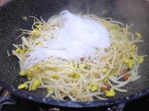 豆芽炒粉丝?爽脆入味?新手也能轻松拿下的做法 步骤5