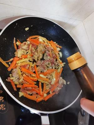 牛肉豆芽炒米线的做法 步骤7