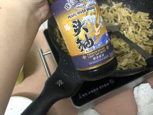 客家咸菜炒蕨菜的做法 步骤6