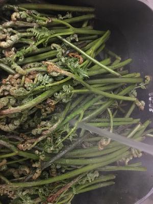 蕨菜糯米研制和肥猪肉炒蕨菜的做法 步骤2