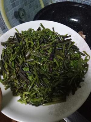 肉炒蕨菜的做法 步骤3