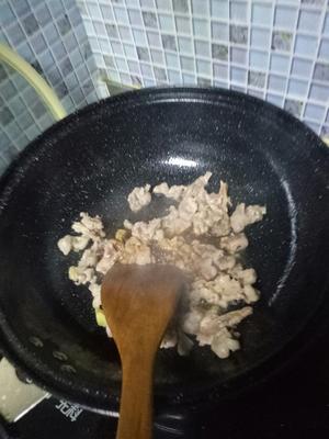 肉炒蕨菜的做法 步骤2